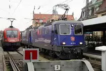 Abschied von den EC Zürich-HB  - München mit den Re 421 und den BR 218 sowie  dem alten Kopfbahnhof  Lindau vor dem Fahrplanwechsel vom 13. Dezember 2020.
Der Fahrplan 2021 bringt schnellere, häufigere und bequemere Verbindungen von Zürich-HB nach München. Die dunkelblauen Re 421 von SBB CARGO NATIONAL und die DB Diesellokomotiven der BR 218 werden nicht mehr gebraucht.  Auch der Lokwechsel im alten Kopfbahnhof Lindau mit dem schmucken Gebäude ist  bereits ab dem heutigen Sonntag Geschichte, da die Insel mit den direkten Zügen nach München nicht mehr angefahren wird.
Für einen kurzen Rückblick auf diese herrlichen Momente drehe ich das Rad der Zeit noch einmal für drei Bahnbildserien zurück.
Sämtliche Aufnahmen  sind während meiner Abschiedsfahrt vom 18. November 2020 entstanden. Da es sich um meine letzte Fahrt handelte und die Aufnahmen  inzwischen  bereits historisch sind, habe ich mir ausnahmsweise  erlaubt,  auch der nächtliche Beginn dieser für mich sehr speziellen Reise in Zürich-HB zu zeigen.

Bei der Ankunft im Kopfbahnhof Lindau kam es zu einer Begegnung mit der ÖBB.
Foto: Walter Ruetsch

   
