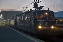 Abschied von den EC Zürich-HB  - München mit den Re 421 und den BR 218 sowie  dem alten Kopfbahnhof  Lindau vor dem Fahrplanwechsel vom 13. Dezember 2020.
Der Fahrplan 2021 bringt schnellere, häufigere und bequemere Verbindungen von Zürich-HB nach München. Die dunkelblauen Re 421 von SBB CARGO NATIONAL und die DB Diesellokomotiven der BR 218 werden nicht mehr gebraucht.  Auch der Lokwechsel im alten Kopfbahnhof Lindau mit dem schmucken Gebäude ist  bereits ab dem heutigen Sonntag Geschichte, da die Insel mit mit den direkten Zügen nach München nicht mehr angefahren wird.
Für einen kurzen Rückblick auf diese herrlichen Momente drehe ich das Rad der Zeit noch einmal für drei Bahnbildserien zurück.
Sämtliche Aufnahmen  sind während meiner Abschiedsfahrt vom 18. November 2020 entstanden. Da es sich um meine letzte Fahrt handelte und die Aufnahmen  inzwischen  bereits historisch sind, habe ich mir ausnahmsweise  erlaubt,  auch der nächtliche Beginn dieser für mich sehr speziellen Reise in Zürich-HB zu zeigen.

EC mit Doppeltraktion Re 421 371 und Re 421 383-3 Kurze Zeit vor der Abfahrt in Zürich-HB.
Foto: Walter Ruetsch

   
