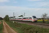 Nachschuss auf 412 036 (9036/5812 036-2), als dieser am Abend des 21.04.2020 als ICE 272 (Basel Bad Bf - Hamburg Altona) südlich von Buggingen über die Rheintalbahn in Richtung Freiburg (Breisgau) fuhr.