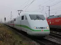 401 555-8 als ICE 737(Stralsund-Köln)bei der Einfahrt im Rostocker Hbf.13.12.2020