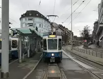 Linie 7 Wagennummer 2042  Altstetten  beim Schaffhauserplatz. Dieser Wagen fährt sehr selten auf der Linie 7. Datum: 13. 12. 2020