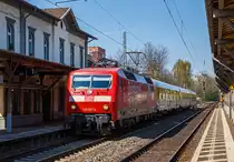 Auch schon historisch, da die Lok wieder als 120 153-2 fährt....
Die 120 501-2 „Bahntechnik mit Kompetenz“ (91 80 6120 501-2 D-DB) der DB Systemtechnik GmbH, zur Zeit der Aufnahme ex 120 153-2 (91 80 6120 153-2 D-DB) die sie heute wieder ist, fährt mit einem dreiteiligen Messzug, am 11.04.2016 durch den Bahnhof Bonn-Beuel in Richtung Süden. Ob es hier eine Mess- oder Überführungsfahrt war, kann ich nicht sagen.

Die Lok wurde 1988 von Krupp unter der Fabriknummer 5584 gebaut, die elektrische Ausrüstung ist von AEG (Berlin) und als 120 153-2 an die DB geliefert. Anfang 2005 wurde die Lok (wie die 120 160) an die DB Systemtechnik verkauft und im DB Werk Nürnberg einer Generalüberholung IS 703 unterzogen. Dabei erhielten die Loks abweichende Loknummern. Aus 120 153 wurde die 120 501 (und aus 120 160 wurde 120 502). Beide Loks kommen mit Versuchs- und Messzügen in ganz Deutschland zum Einsatz. Mit der 120 125 gehört seit Anfang 2016 eine dritte Lok der Baureihe 120 zur DB Systemtechnik. Seit September 2016 werden die beiden Lokomotiven 120 501 und 502 wieder als 120 153 und 120 160 bezeichnet.

Neben der Lok bestand der Messzug aus, folgenden Wagen:
Hinter der Lok der Messbeiwagen BA 322 D-DB 63 80 99-91 007-4 der Gattung/Bauart Dms 322  
In der Mitte der Schallmesswagen D-DB 63 80 99-94 015-3 der Gattung/Bauart Dienst umh 306
Und am Zugschluss der Einheitsmesswagen D-DB 63 80 99-95 011-2 der Gattung/Bauart  D(Mess)m 313.0

