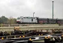 Im Bereich des Güterbahnhofs Staßfurt entdeckte ich einen Kalkzug mit 285 102-0.
Die Aufnahme erfolgte durch ein Fenster des Pendelzuges zum Herbstlokfest des Lokschuppens Staßfurt.

🧰 Akiem S.A.S., vermietet an die Havelländische Eisenbahn AG (HVLE)
🚩 Bahnstrecke Schönebeck–Güsten (KBS 335)
🕓 26.9.2020 | 10:16 Uhr