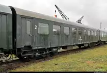 Blick auf einen Reko-Wagen (DR) der Gattung  Bghw  (DR 50 50 28-13 096-9 | 55 80 28-13 096-8 D-EFSFT), der während des Herbstlokfests auf dem Gelände des Lokschuppen Staßfurt steht.

🧰 Eisenbahnfreunde Traditionsbahnbetriebswerk Staßfurt e.V.
🕓 26.9.2020 | 10:40 Uhr