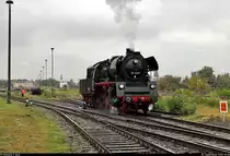 23 1097-1 (35 1097-1) hat beim Herbstlokfest im Lokschuppen Staßfurt ihre Flachwagen abgestellt und überträgt den Dienst als  Fotogüterzug  gleich an eine andere Lok.

🧰 Interessengemeinschaft Traditionslok 58 3047 e.V.
🕓 26.9.2020 | 10:45 Uhr