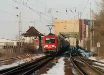 Am 6.3.2005 erreicht DB-Taurus 182 001 - noch standesgem�� im hochwertigen G�terverkehr eingesetzt - mit einem KLV-Zug von Verona QE nach Bremen-Grolland den Bahnhof Bremen-Neustadt.  