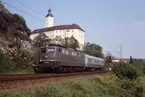 Sicherlich ausreichend mit Traktionsleistung versehen ist dieser Mo-Fr verkehrende Nahverkehrszug von Heilbronn nach Neckarelz, als er mit der Kornwestheimer 150 164 bespannt das Schloß Horneck in Gundelsheim passiert. Aufnahme vom Mai 2000.