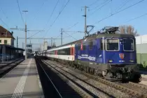 Abschied von den EC Zürich-HB  - München mit den Re 421 und den BR 218 sowie  dem alten Kopfbahnhof  Lindau vor dem Fahrplanwechsel vom 13. Dezember 2020.
Der Fahrplan 2021 bringt schnellere, häufigere und bequemere Verbindungen von Zürich-HB nach München. Die dunkelblauen Re 421 von SBB CARGO NATIONAL und die DB Diesellokomotiven der BR 218 werden nicht mehr gebraucht.  Auch der Lokwechsel im alten Kopfbahnhof Lindau mit dem schmucken Gebäude ist  bereits ab dem heutigen Sonntag Geschichte, da die Insel mit den direkten Zügen nicht mehr angefahren wird.
Für einen kurzen Rückblick auf diese herrlichen Momente drehe ich das Rad der Zeit noch einmal für drei Bahnbildserien zurück.
Sämtliche Aufnahmen  sind während meiner Abschiedsfahrt vom 18. November 2020 entstanden. Da es sich um meine letzte Fahrt handelte und die Aufnahmen  inzwischen  bereits historisch sind, habe ich mir ausnahmsweise  erlaubt,  auch der nächtliche Beginn dieser für mich sehr speziellen Reise in Zürich-HB zu zeigen.

EC Zürich-HB - München mit der Re 421 383-1  anlässlich der Bahnhofsdurchfahrt Rheineck.
Foto: Walter Ruetsch
   
