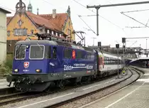 Abschied von den EC Zürich-HB  - München mit den Re 421 und den BR 218 sowie  dem alten Kopfbahnhof  Lindau vor dem Fahrplanwechsel vom 13. Dezember 2020.
Der Fahrplan 2021 bringt schnellere, häufigere und bequemere Verbindungen von Zürich-HB nach München. Die dunkelblauen Re 421 von SBB CARGO NATIONAL und die DB Diesellokomotiven der BR 218 werden nicht mehr gebraucht.  Auch der Lokwechsel im alten Kopfbahnhof Lindau mit dem schmucken Gebäude ist  bereits ab dem heutigen Sonntag Geschichte, da die Insel mit den direkten Zügen nicht mehr angefahren wird.
Für einen kurzen Rückblick auf diese herrlichen Momente drehe ich das Rad der Zeit noch einmal für drei Bahnbildserien zurück.
Sämtliche Aufnahmen  sind während meiner Abschiedsfahrt vom 18. November 2020 entstanden. Da es sich um meine letzte Fahrt handelte und die Aufnahmen  inzwischen  bereits historisch sind, habe ich mir ausnahmsweise  erlaubt,  auch der nächtliche Beginn dieser für mich sehr speziellen Reise in Zürich-HB zu zeigen.

Eine der letzten Ausfahrten EC München - Zürich-HB aus dem alten Kopfbahnhof Lindau mit der SBB Re 421 383-1.
Foto: Walter Ruetsch
   
