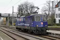 Abschied von den EC Zürich-HB  - München mit den Re 421 und den BR 218 sowie  dem alten Kopfbahnhof  Lindau vor dem Fahrplanwechsel vom 13. Dezember 2020.
Der Fahrplan 2021 bringt schnellere, häufigere und bequemere Verbindungen von Zürich-HB nach München. Die dunkelblauen Re 421 von SBB CARGO NATIONAL und die DB Diesellokomotiven der BR 218 werden nicht mehr gebraucht.  Auch der Lokwechsel im alten Kopfbahnhof Lindau mit dem schmucken Gebäude ist  bereits ab dem heutigen Sonntag Geschichte, da die Insel mit den direkten Zügen nicht mehr angefahren wird.
Für einen kurzen Rückblick auf diese herrlichen Momente drehe ich das Rad der Zeit noch einmal für drei Bahnbildserien zurück.
Sämtliche Aufnahmen  sind während meiner Abschiedsfahrt vom 18. November 2020 entstanden. Da es sich um meine letzte Fahrt handelte und die Aufnahmen  inzwischen  bereits historisch sind, habe ich mir ausnahmsweise  erlaubt,  auch der nächtliche Beginn dieser für mich sehr speziellen Reise in Zürich-HB zu zeigen.

Kurze Zeit nach der Ankunft des EC München - Zürich befindet sich die SBB Re 421 383-1 auf Rangierfahrt für den Lokwechsel.
Foto: Walter Ruetsch
   
