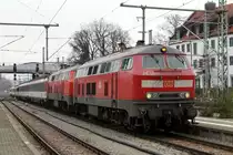 Abschied von den EC Zürich-HB  - München mit den Re 421 und den BR 218 sowie  dem alten Kopfbahnhof  Lindau vor dem Fahrplanwechsel vom 13. Dezember 2020.
Der Fahrplan 2021 bringt schnellere, häufigere und bequemere Verbindungen von Zürich-HB nach München. Die dunkelblauen Re 421 von SBB CARGO NATIONAL und die DB Diesellokomotiven der BR 218 werden nicht mehr gebraucht.  Auch der Lokwechsel im alten Kopfbahnhof Lindau mit dem schmucken Gebäude ist  bereits ab dem heutigen Sonntag Geschichte, da die Insel mit den direkten Zügen nicht mehr angefahren wird.
Für einen kurzen Rückblick auf diese herrlichen Momente drehe ich das Rad der Zeit noch einmal für drei Bahnbildserien zurück.
Sämtliche Aufnahmen  sind während meiner Abschiedsfahrt vom 18. November 2020 entstanden. Da es sich um meine letzte Fahrt handelte und die Aufnahmen  inzwischen  bereits historisch sind, habe ich mir ausnahmsweise  erlaubt,  auch der nächtliche Beginn dieser für mich sehr speziellen Reise in Zürich-HB zu zeigen.

EC München - Zürich bei der Einfahrt in den Kopfbahnhof Lindau mit DB 218 421-1 und DB 218 401-8.
Foto: Walter Ruetsch
   
