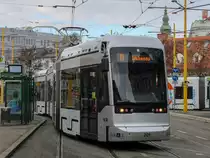 Graz. Am 13.12.2020 fanden in Graz Massentestungen auf das Coronavirus statt, dabei wurde ein Shuttleverkehr mit Einschubwagen eingerichtet.
Zwei Variobahnen waren als Linie E13 unterwegs. Das besondere daran ist, das aufgrund der Infrastruktur auf der Linie 3 und 13 im Bereich Schillerplatz keine Variobahnen auf den genannten Linien unterwegs sein können. Da die Einschübe allerdings kurzgeführt über den Jakominiplatz/Steierhof wurden, war es also doch möglich, das seltene Phänomen, eine Variobahn als  13er  zu fotografieren.
Graz Linien Variobahn 201 ist hier beim Wenden beim Steirerhof zu sehen.