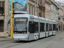 Graz. Am 13.12.2020 fanden in Graz Massentestungen auf das Coronavirus statt, dabei wurde ein Shuttleverkehr mit Einschubwagen eingerichtet.
Zwei Variobahnen waren als Linie E13 unterwegs. Das besondere daran ist, das aufgrund der Infrastruktur auf der Linie 3 und 13 im Bereich Schillerplatz keine Variobahnen auf den genannten Linien unterwegs sein können. Da die Einschübe allerdings kurzgeführt über den Jakominiplatz/Steierhof wurden, war es also doch möglich, das seltene Phänomen, eine Variobahn als  13er  zu fotografieren.
Graz Linien Variobahn 201 ist hier beim Eintreffen am Jakominiplatz nach dem Wenden vor dem Steirerhof zu sehen.