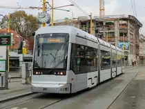 Graz. Am 13.12.2020 fanden in Graz Massentestungen auf das Coronavirus statt, dabei wurde ein Shuttleverkehr mit Einschubwagen eingerichtet.
Zwei Variobahnen waren als Linie E13 unterwegs. Das besondere daran ist, das aufgrund der Infrastruktur auf der Linie 3 und 13 im Bereich Schillerplatz keine Variobahnen auf den genannten Linien unterwegs sein können. Da die Einschübe allerdings kurzgeführt über den Jakominiplatz/Steierhof wurden, war es also doch möglich, das seltene Phänomen, eine Variobahn als  13er  zu fotografieren.
Graz Linien Variobahn 201 ist hier am Jakominiplatz zu sehen.