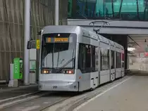 Graz. Am 13.12.2020 fanden in Graz Massentestungen auf das Coronavirus statt, dabei wurde ein Shuttleverkehr mit Einschubwagen eingerichtet.
Zwei Variobahnen waren als Linie E13 unterwegs. Das besondere daran ist, das aufgrund der Infrastruktur auf der Linie 3 und 13 im Bereich Schillerplatz keine Variobahnen auf den genannten Linien unterwegs sein können. Da die Einschübe allerdings kurzgeführt über den Jakominiplatz/Steierhof wurden, war es also doch möglich, das seltene Phänomen, eine Variobahn als  13er  zu fotografieren.
Graz Linien Variobahn 201 ist hier bei der Ankunft am Murpark zu sehen.
