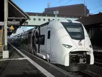 Seit gestern fahren auf der neuen  S9  die Züge der Baureihe 463. Hier steht der 463 040-6 pünktlich und abfahrtbereit um 13:58 Uhr in Hockenheim in Richtung Karlsruhe. Zumindest gestern waren die Züge sehr pünktlich unterwegs. Komforttechnisch ist der Zug ein Quantensprung zum bisher hier fahrenden 425. 