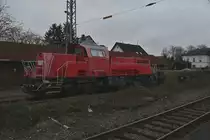SGL 261 313 abgestellt mit einen Niederbordwagen auf Gleis 14 im
Bahnhof Neckarelz. 7.12.2020