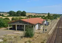 Das ehemalige Empfangsgebäude in Görsbach ähnelt eher einer Supermarktfiliale. Nur wenige Fahrgäste verirren sich an den Haltepunkt.

Görsbach 02.08.2018