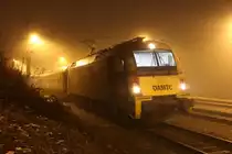 Die 1216 141 ist eine von zwei Taurussen die für den österreichischen Automobil-, Motorrad- und Touring Club, kurz ÖAMTC, wirbt. 
Bei dichten Nebel steht sie in der Nacht des 13.12.2020 bereits im 3kV Netz im Grenzbahnhof Spielfeld-Straß und wartet mit der ROLA41409 auf die Weiterfahrt nach Maribor Tezno.