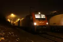 Seit dem Umleitungsverkehr über Spielfeld-Straß von und nach Slowenien kommen auch planmäßig vermehrt die Loks der slowenischen Reihe 541 auf die Südbahn. Diese Triebfahrzeuge sind baugleich der österreichischen Reihe 1216 mit ein paar kleinen Unterschieden der Zugsicherungssysteme.
Mit dem LGAG49601 von Žiar nad Hronom nach Koper Luka stehen am Abend des 13.12.2020 die 541 022 und 541 003 in Spielfeld-Straß und warten auf die Weiterfahrt in Richtung des slowenischen Hafens.