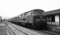 Und hier noch der Gegenzug E 1763 Frankfurt-Bremen, ebenfalls im Sommer 1974 in Frankenberg/Eder. Die Lok lief damals in folgendem Umlaufplan : Marburg - E1763 - Bremen (am n�chsten Tag)- E1762 - Marburg - N4069 - Kassel. 