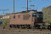 Re 425 171 der BLS durchfährt den Bahnhof Pratteln. Die Aufnahme stammt vom 18.11.2020.