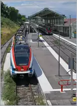 Ein Jahr Léman Express. Das erste Jahr des Léman Express war von verschiedenen Problemen gekennzeichnet welche den Betrieb behinderten oder zu Einschränkungen führte und wenn alles gut geht bis im April 2021 ausgeräumt werden, so dass dann ein stabiler Betrieb möglich sein wird.

Die Strecke Evian - Coppet wird in der Regel mit SNCF Z 31500 Coradia Polyvalent régional tricourant betrieben, weshalb mich der hier in Evian auf die Abfahrt nach Coppet wartende SBB LEX RABe 522 überraschte und eine erfreuliche Abwechslung brachte. 

15. Juni 2020