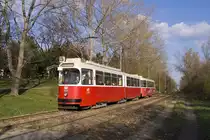 Am 6. April 2010 ist E2 4076 + c5 1476 als Linie 67 zwischen den Haltestellen Per-Albin-Hansson-Siedlung Ost und Rothneusiedl unterwegs. 