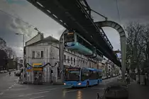Wagen 03 der WSW verl�sst fast zeitgleich mit einem Bus der Linie 621 die Haltestelle Vohwinkel Schwebebahn (13.12.2020) 