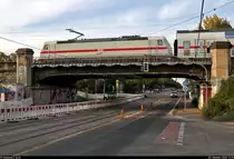 Die Tage der alten Rosengartenbrücke in Halle (Saale) sind gezählt. Vermutlich am Ende des 19. Jahrhunderts in Betrieb genommen, weicht sie nun einem Neubau. Dafür wird fast über das gesamte nächste Jahr unter Vollsperrung der Strecke gebaut. Am 13.1.2021 wird hier der letzte Zug rollen; dann geht es los.
Doch zum Aufnahmezeitpunkt herrscht hier noch reger Umleiterverkehr wegen einer anderen Bahnbaustelle. Mit 50 km/h fährt 146 564-0 auf dem (bald) historischen Bauwerk über die Merseburger Straße.

🧰 DB Fernverkehr
🚝 IC 1959 (Linie 51) Düsseldorf Hbf–Leipzig Hbf
🚩 Bahnstrecke Halle–Hann. Münden (KBS 590)
🕓 2.10.2020 | 17:27 Uhr