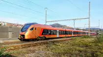 Jetzt neu gesehen bei Sissach Baselland am 20.12.2020. Der neue Traverso der Südost-Bahn RABe 526 102-9 im milden Sonnenlicht auf der Fahrt nach Basel. Ein schöner Zug mit gelungener Bemalung.