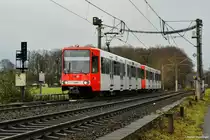 2302 wurde erneut in die aktuellen KVB-Farben lackiert. Hier zusammen mit 2301 in Köln zwischen Herler Straße und Wichheimer Straße am 23.12.2020. Beide Fahrzeuge verfügen über die neuen ABB-Fahrmotor-Umrichter.