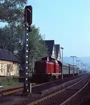 Die Siegener 212 160 wartet im April 1978 mit dem aus Dreiachsigen Umbauwagen gebildeten E 3444 von Berleburg (damals noch ohne Bad) nach Siegen. 
