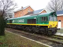 Die V267 der RurtalbahnCargo im Besuch bei der  Chemin de Fer à Vapeur des 3 Vallées . Hier, im Bf. Olloy/Viroin, 13-12-2020 (Fotozug für Eisenbahnfans) - UIC Nummer ist : 92 80 1266 021-5
