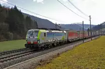 Siemens Vectron 475 411-5 der BLS fährt Richtung Bahnhof Gelterkinden. Die Aufnahme stammt vom 19.12.2020.