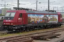 Re 482 047-8 steht auf einem Nebengleis beim badischen Bahnhof. Die Aufnahme stammt vom 04.11.2020.