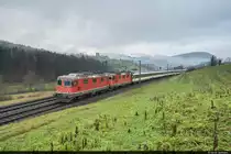 SBB Re 420 122-4 & Re 420 299-0 sind unterwegs mit IR36 1964 von Zürich HB nach Basel SBB und konnten hier am 07.12.2020 zwischen Zeihen AG und Hornussen aufgenommen werden.