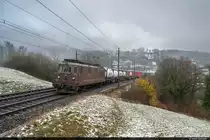 BLS Re 425 185  Lalden  ist mit einem UKV von Domat/Ems unterwegs in Richtung Basel RB und konnte hier am 07.12.2020 bei Villnachern aufgenommen werden.