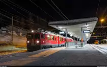 RhB ABe 4/4 III 56 und 52 als Regio St. Moritz - Poschiavo am 18. Dezember 2020 in Pontresina. In den planmässigen 11 Minuten Haltezeit wird der Zug zweimal umgestellt um die bereitstehenden Holzwagen anzuhängen und danach wieder am Perron die Abfahrtszeit abzuwarten.