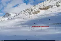 RhB ABe 4/4 III 55 und 51 mit Regio Tirano - St. Moritz am 19. Dezember 2020 am Lej Nair zwischen Ospizio Bernina und Bernina Lagalb.