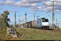 Nachdem alle vorangegangenen Bilder mit  Fotowolke  entstanden sind, klappte es dann doch noch mit dem Sonnenlicht:
Überquert wird hier die Leipziger Chaussee (B 6) in Halle (Saale) von einem innofreight-Containerzug mit 186 531-0 Richtung Abzweig Halle Thüringer Bahn.

🧰 Railpool GmbH, vermietet an die Cargologic AG
🕓 4.10.2020 | 16:17 Uhr