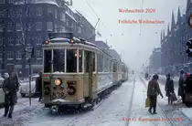 Weihnachten 2020: Mit vier alten Straßenbahnaufnahmen aus meiner Geburtsstadt Kopenhagen möchte ich allen, die Bahnbilder.de benutzen, fröhliche Weihnachten wünschen.
Bild 1: Københavns Sporveje SL 5 (Tw 538 + Bw 15**) København S, Amagerbro, Amager Boulevard / Amagerbrogade im Februar 1969.