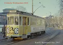 Weihnachten 2020: Mit vier alten Straßenbahnaufnahmen aus meiner Geburtsstadt Kopenhagen möchte ich allen, die Bahnbilder.de benutzen, fröhliche Weihnachten wünschen.
Bild 2: Københavns Sporveje SL 6 (Tw 545) København K, Slotsholmen, Christiansborg Slotsplads / Holmens Bro im Dezember 1967.