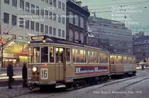 Weihnachten 2020: Mit vier alten Straßenbahnaufnahmen aus meiner Geburtsstadt Kopenhagen möchte ich allen, die Bahnbilder.de benutzen, fröhliche Weihnachten wünschen.
Bild 4: Københavns Sporveje SL 16 (Tw 518 + Bw 15**) København K, Nørre Voldgade / Nørreport Station (: DSB-Bahnhof Nørreport) im Februar 1970.