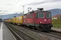 Am 23. Dezember 2020, einen Tag vor Heiligabend, brachte die Re 420 243-8 mit Werbeanstrich die grosse Menge an Weihnachtspost nach Härkingen zum Verteilzentrum der Post. Dieser lange Zug wurde bei der Durchfahrt Deitingen fotografiert.
Foto: Walter Ruetsch