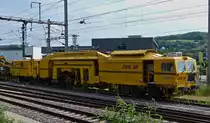 CFL Gleisstopfmaschine (L-CFLIF 9982 9124 792-7) abgestellt oberhalb des Bahnhofs von Mersch. 10.06.2019