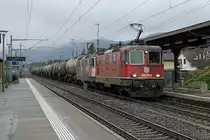 Bunte Re 420 Doppeltraktion mit der Re 420 238-8 an der Spitze eines schweren Kesselwagenzuges beim Passieren vom Bahnhof Deitingen am 24. Dezember 2020.
Die nicht erkennbare Re 420 mit Werbeanstrich wurde zum Leid des Fotografen an zweiter Stelle eingereiht.
Foto: Walter Ruetsch