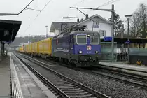 Seit dem Fahrplanwechsel vom 13. Dezember 2020 arbeiten die ehemaligen  MÜNCHNERINNEN  wieder bei SBB CARGO NATIONAL. Am 22. Dezember 2020 hiess es für die Re 421 383-1 bei strömendem Regen Frauenfeld-Daillens anstatt Zürich-HB - Lindau.
Die Farbenvielfalt der BOBOS ist zur Zeit enorm! 
Foto: Walter Ruetsch