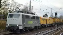 RailAdventure GmbH, München [D] mit  111 210-1  [NVR-Nummer: 91 80 6111 210-1 D-RADVE] kam heute als Überführungslok eines SPENO Schienenschleifzuges (Schienenschleifeinheit SPENO RR 32 M-2) zum Einsatz und fuhr Richtung Frankfurt/Oder, 22.12..20 Berlin-Hirschgarten. 