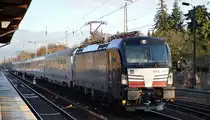 EC 48 aus Warszawa Wschodnia (Polen) mit PKP Intercity spółka z o.o., Warszawa [PL] und der MRCE Vectron  X4 E - 619  [NVR-Nummer: 91 80 6193 619-4 D-DISPO] Richtung Berliner Innenstadt am 22.12.20 Berlin Hirschgarten.